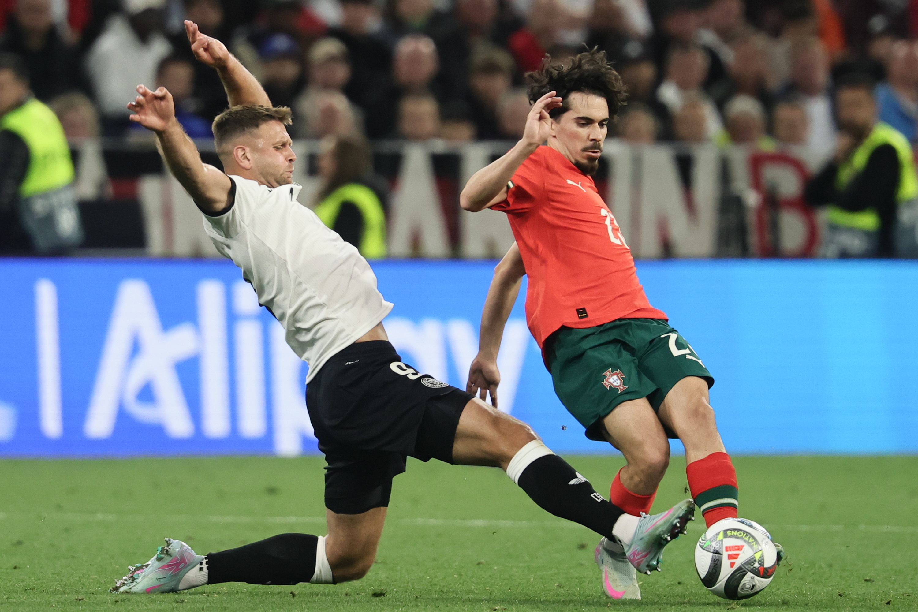 开云-关于冲刺阶段葡萄牙体育遗憾出局：欧冠节点到来，球迷炸锅，赛季目标并未改变的信息